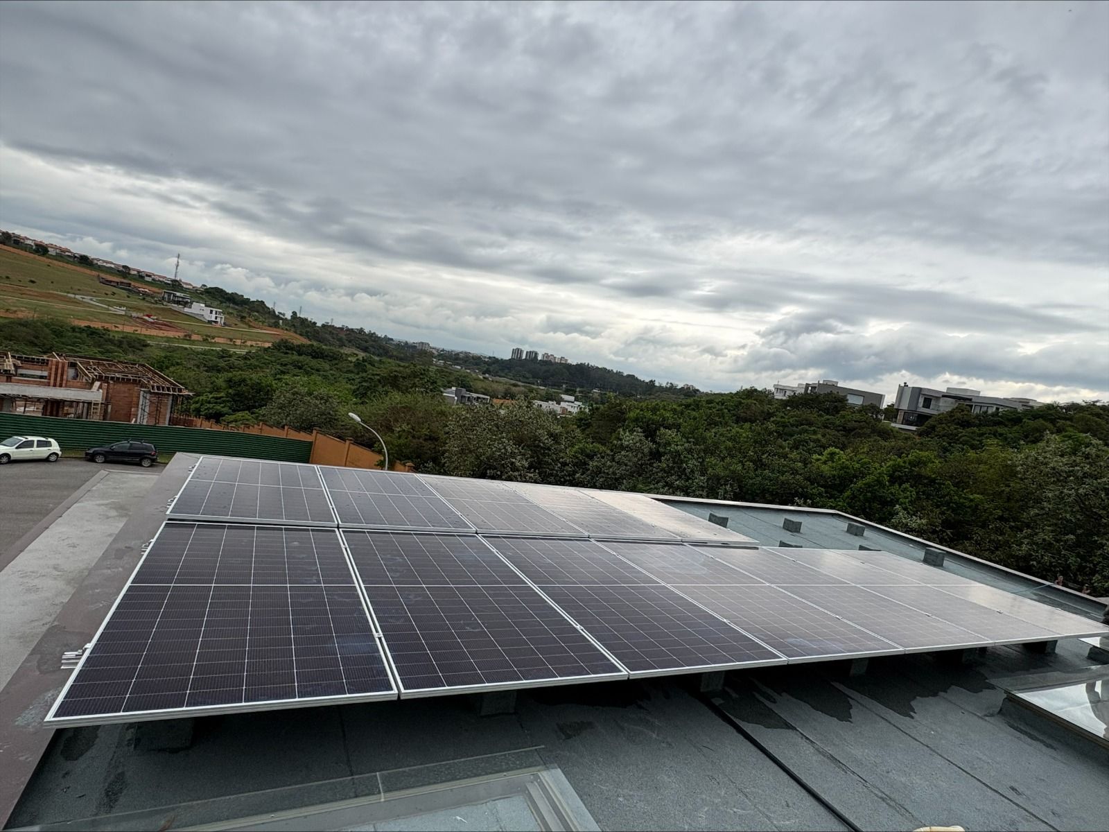 Usina solar instalada pela Solar Jugaad na laje de uma casa